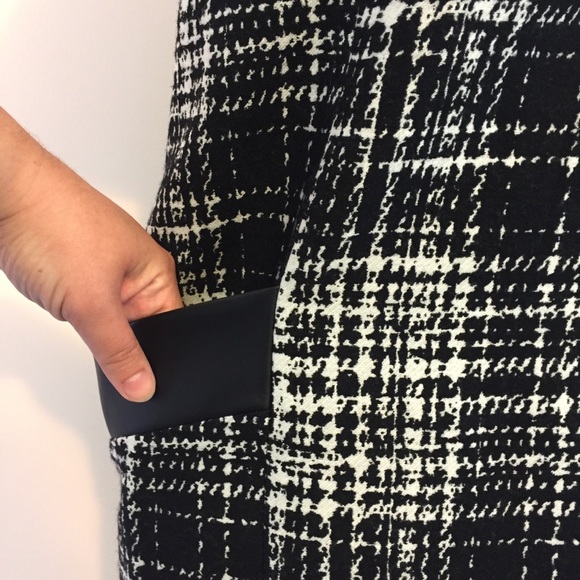 📦 MOVING SALE 🚛 BR black & white print shift dress pocket Sz 10P - Picture 5 of 8